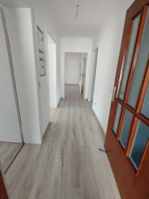 Rodenhof: 4-Zimmer- Whg mit Balkon, Bad inkl. Dusche + Wanne,  Garage