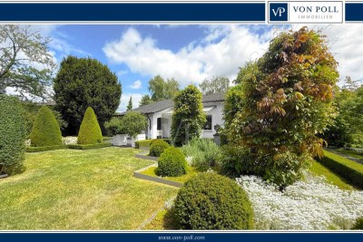 VON POLL - BAD HOMBURG: Großzügiger Bungalow mit Einliegerwohnung, parkähnlichem Garten und Garage