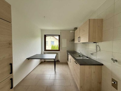 Schöne und modernisierte 2-Zimmer-Wohnung mit Balkon und EBK in Prümzurlay