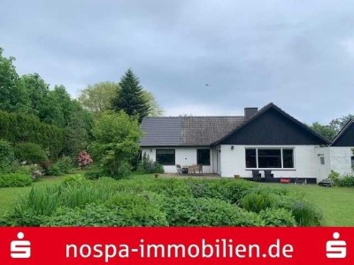 Ebenerdiges Wohnhaus auf großem Grundstück mit Kaminhaus und Garage!