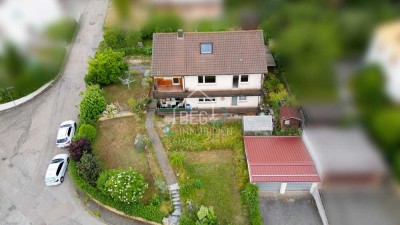 Zweifamilienhaus mit Doppelgarage 
und ausgebautem Dachgeschoss