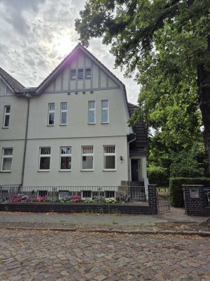 Geschmackvolle, vollst. renovierte 3-Raum-Erdgeschosswohnung mit Balkon