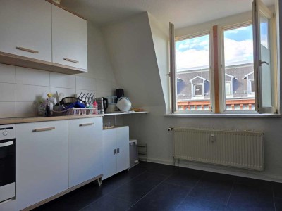 Dachgeschoß 2 Zimmer mit Fahrstuhl und Einbauküche, Tuchmacherstraße 28. 4.OG