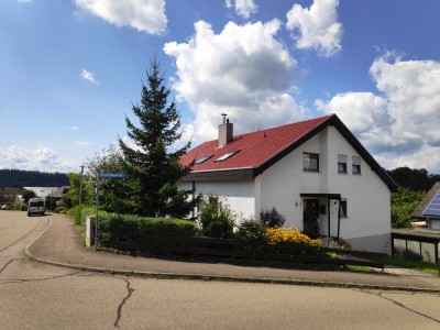 Exklusive 3.5-Zimmer-Dachgeschosswohnung mit Balkon und EBK in Hüttlingen