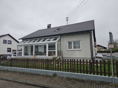 Modernisiertes Zweifamilienhaus auf sonnigem Eckgrundstück in Vöhringen-Wittershausen.
