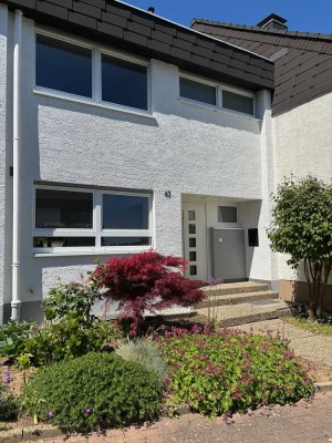 Schönes Reihenmittelhaus in sonniger Lage mit 5 Zimmern in Frankfurt am Main, Nieder-Eschbach