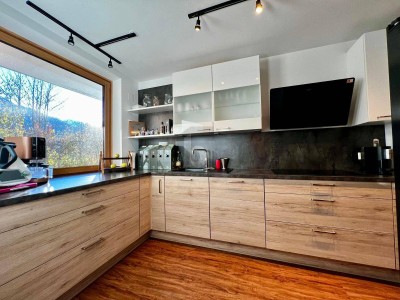 Preisreduktion! PREISHIT! SANIERT MIT SONNIGEM WINTERGARTEN UND SUPER AUFTEILUNG!