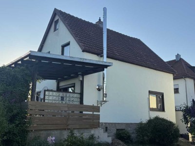 Günstiges, geräumiges und gepflegtes Haus mit fünf Zimmern und EBK in Weitramsdorf