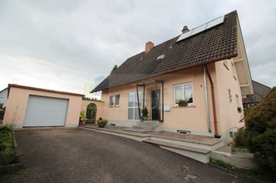 Liebevolles Einfamilienhaus mit Solaranlage, großzügigem Garten und zwei Garagen in einer ruhigen La