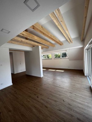 Attika-Maisonette mit 3,5 Zimmern und Balkon in Nürnberg St. Jobst
