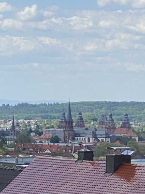 Exclusives Dachgeschoss mit großer Dachterrasse und Weitblick über die Skyline von Frankfurt