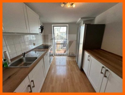 4-Raum-Dachgeschoss-Wohnung mit Balkon (Südseite), Gäste-WC und Mietergarten.