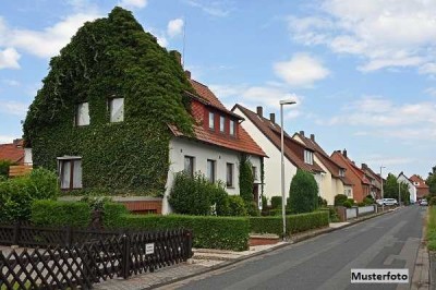 2-Familienhaus, Garten und 2 Garagen
