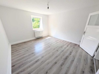 **Was will man mehr? +Erdgeschoss +neuer Laminat +weiße Wände +neues Tageslichtbad +eigener Garten**