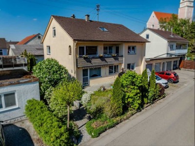 Zwei großzügige 4-Zimmerwohnungen, vermietete Dachgeschossfläche, Garten und Doppelgarage!