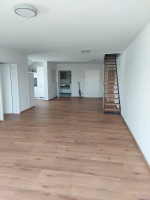 Freundliche und neuwertige 3-Raum-Maisonette-Wohnung mit Balkon und EBK in Ellwangen