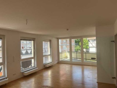 Hübsche & gepflegte 3-Zimmerwohnung, frisch renoviert mit Loggia, EBK & Carport