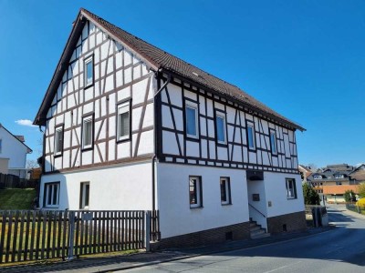 Charmantes Zweifamilienhaus mit Potenzial!