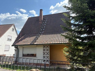 Einfamilienhaus in Dörfles in guter Lage mit drei Garagen