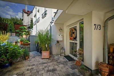 Privat: Modernes, neuwertiges Einfamilienhaus, großer Aussichts-Balkon und Doppel-Carport