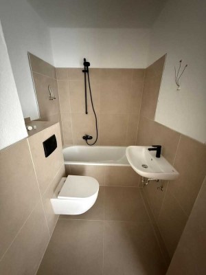 * Frisch Sanierte moderne 2-Zimmer Dachgeschosswohnung *