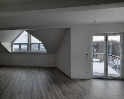 Schöne helle 4-Zimmer-Dachgeschosswohnung mit großem Balkon und Fernblick