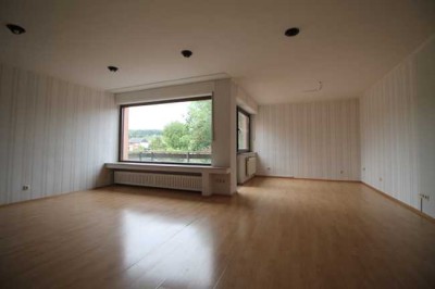 Einfamilienhaus mit Einliegerwohnung, großem Garten und vielen Stellplätzen