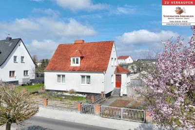 Einfamilienhaus mit Potenzial und großem Grundstück!