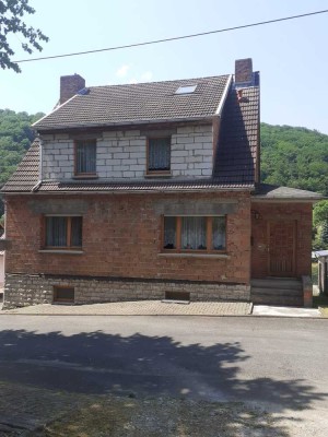 Einfamilienhaus mit Garten in ruhiger Lage am Waldrand ! Platz für die ganze Familie !