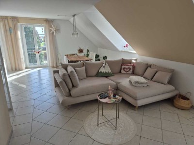 **Stilvolle und ländlich gelegene 2-Zimmer-DG-Wohnung mit EBK in Fürholzen,Nähe Neufahrn b. FS**