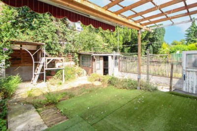 Leerstehendes Reiheneckhaus mit Entwicklungsmöglichkeiten in Stuttgart-Altenburg