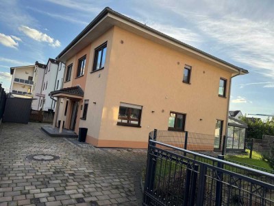 Modernisiertes Haus mit acht Zimmern in Dreieich
