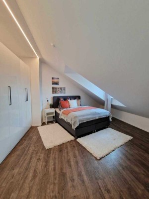 Stilvolle 2-Zimmer-Dachgeschosswohnung mit lux. Innenausstattung mit Balkon und EBK