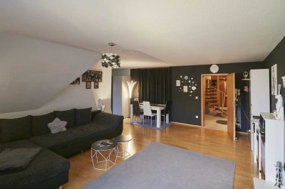 Schöne, großzügige Maisonette-Wohnung mit 4 Zimmern, 2 Balkonen und Tiefgaragenplatz. Bezugsfrei.