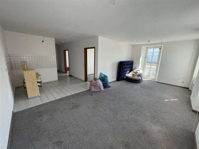 --Lichtdurchflutete Wohnung mit Potenzial--