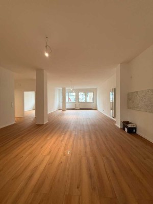 Fast ein Loft + Raum satt + barrierefrei + saniertes EG mit sep. Apart. im Erstbezug + Stellplatz