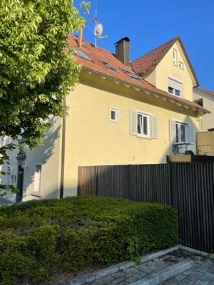 ** Mehrgenerationenhaus ** mit 3 Wohnungen, Garten, zentrale Lage !!