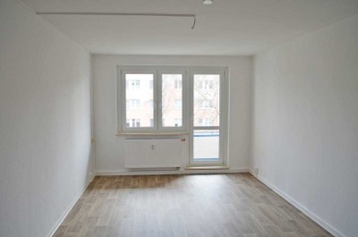 sanierte 2-Raum-Wohnung mit Badewanne und Balkon! Bezug ab 01.05.25 möglich!