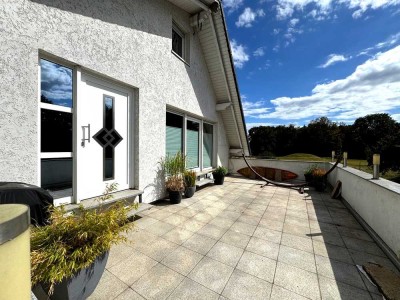 Wohnen wie im Eigenheim: 2,5-Zi.-Terrassenwohnung mit Fußbodenheizung, Whirlpool & Blick ins Grüne