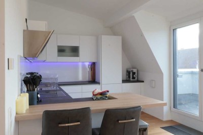 Möblierte 2-Zimmer-Penthousewohnung mit gehobener Innenausstattung mit Einbauküche in Stgt-Mitte