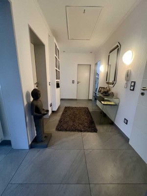 Modernisierte Wohnung mit drei Zimmern sowie zwei Balkonen, Einbauküche und Klimaanlage in Kofferen