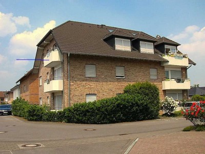 Freundliche 3-Zimmer-DG-Wohnung mit gehobener Innenausstattung mit Balkon in Düren-Merken