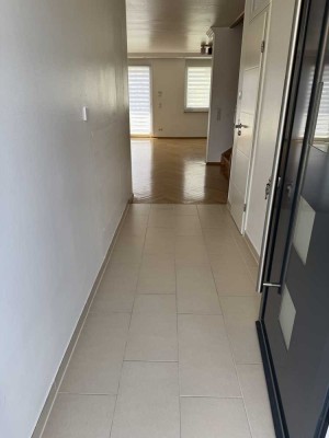 Neuwertiges Haus mit vier Zimmern, offene Wohn und Essbereich in Karlsruhe Knielingen