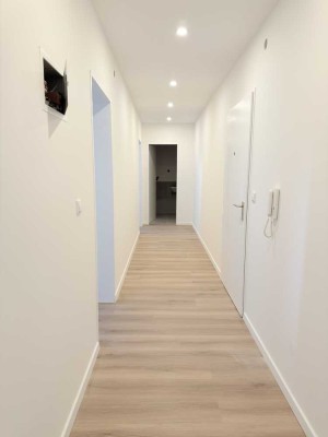 Erstbezug nach Sanierung mit Balkon: Geschmackvolle 2-Zimmer-EG-Wohnung mit geh. Innenausstattung