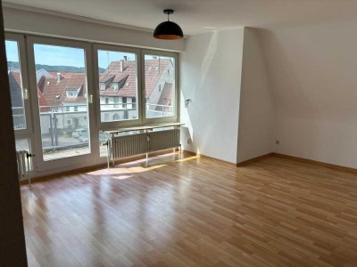 Freundliche 2,5 Zimmer Dachgeschosswohnung inkl. Einbauküche im Herzen der Outlet City Metzingen