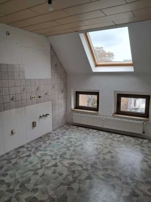 Dachgeschosswohnung, weißes Bad mit Fenster, Park und U-Bahn in Laufnähe