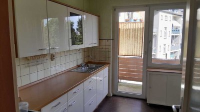 Modernisierte 3-Raum-Wohnung mit Balkon und Einbauküche in Ratingen