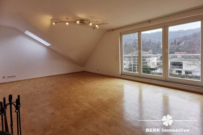 BERK Immobilien - Junges Glück in 2-Zi-DG mit Balkon u. Burgblick in Miltenberg. Hobbyraum optional!