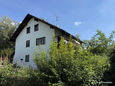 Schön geschnittene, gepflege und helle 3-Zimmer-DG-Wohnung mit Garten und Carport in 3-Part.haus