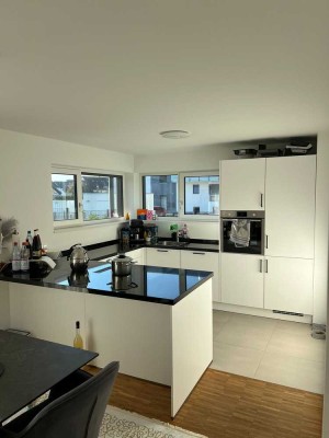 Exklusive 4-Zimmer-Wohnung mit Balkon und EBK in Wolfschlugen